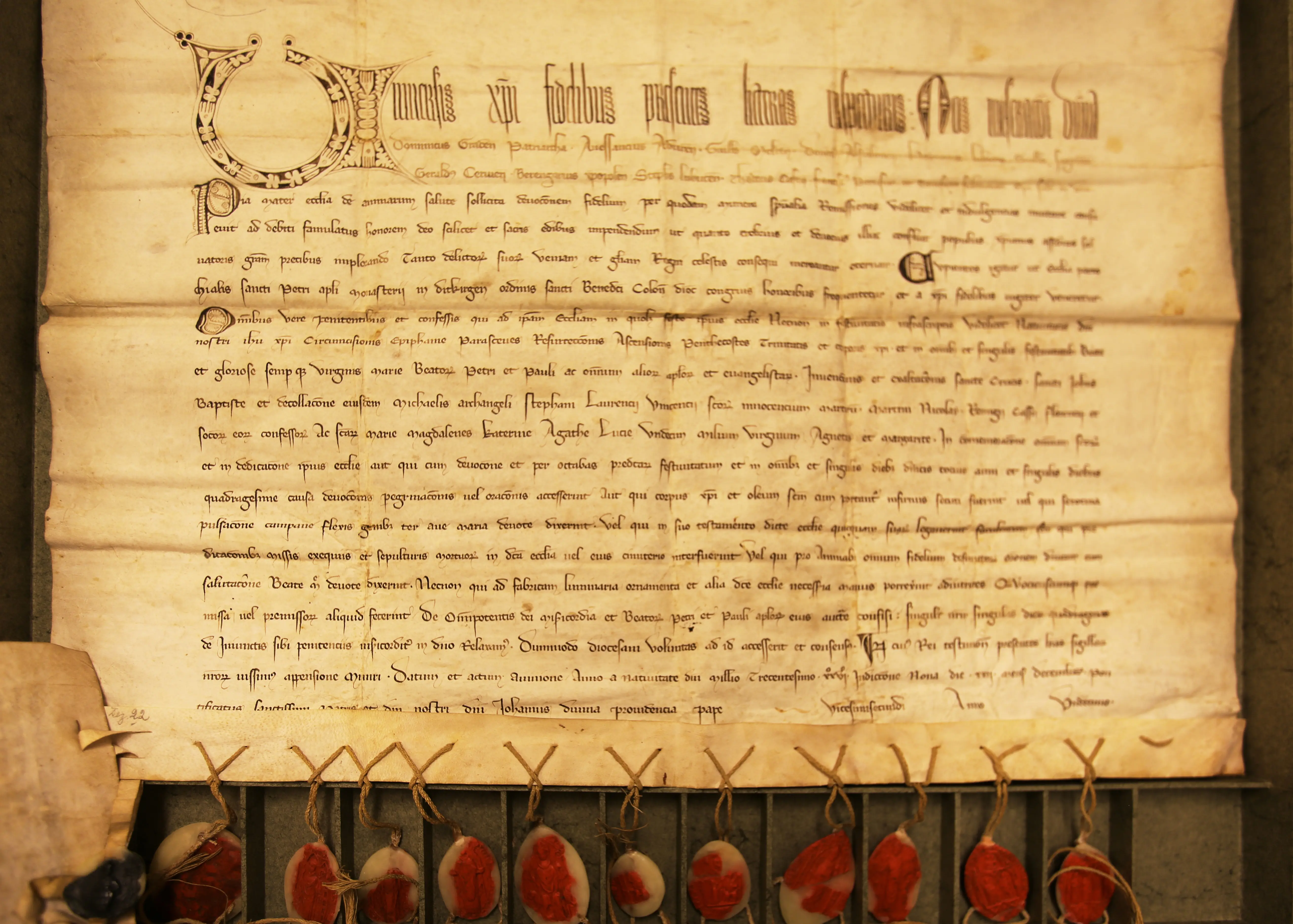 Mittelalterliche Ablassurkunde für die Petruskirche in Dietkirchen von 1326 mit dichtem lateinischem Text und Siegelbefestigungen
