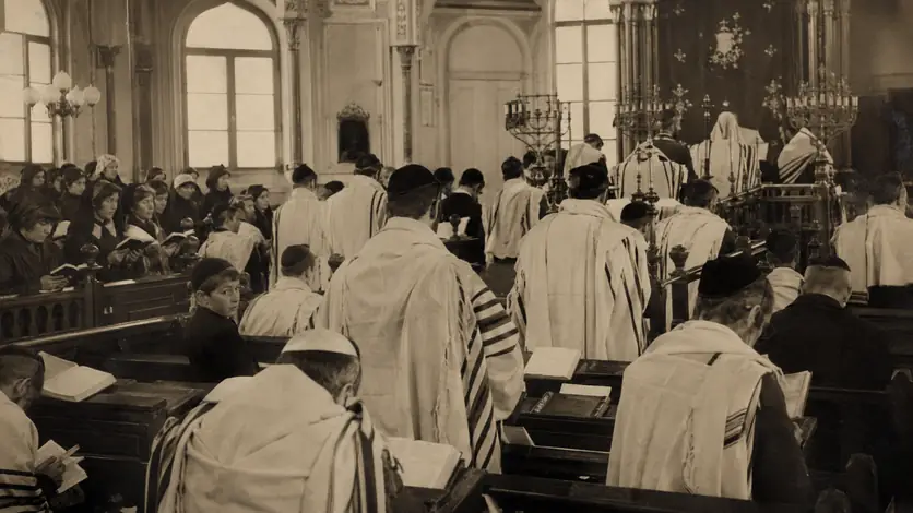 Menschen in einer historisch informierten Darstellung zum Thema „Jom Kippur: Geschichte des Versöhnungstages“