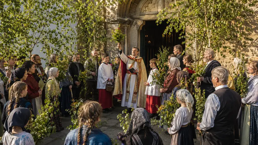 Menschen in einer historisch informierten Darstellung zum Thema „Pfingsten: Ursprung, Bedeutung und Wandel des Festes“