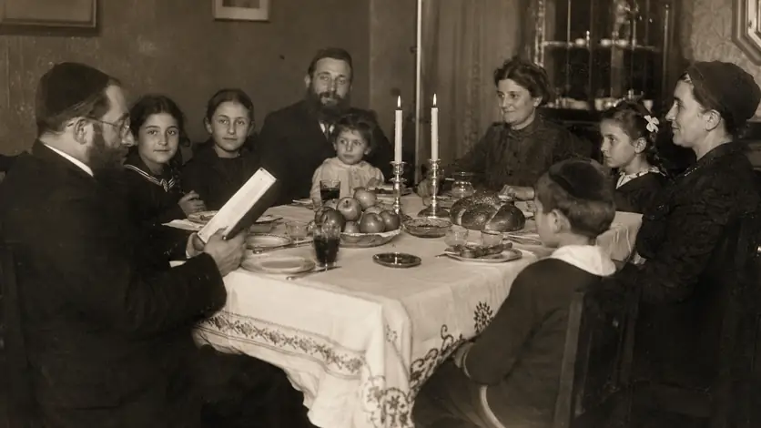 Menschen in einer historisch informierten Darstellung zum Thema „Rosch ha-Schana: Geschichte des jüdischen Neujahrsfestes“