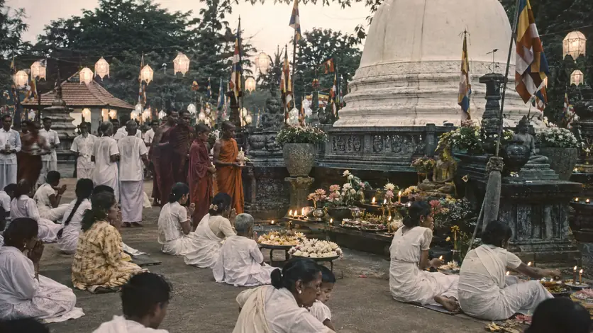 Menschen in einer historisch informierten Darstellung zum Thema „Vesakh: Geschichte des buddhistischen Buddha-Festes“